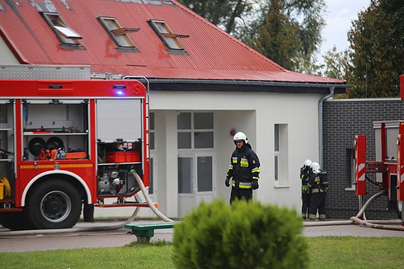 Po�ar w szkole podstawowej w �wierznie! W budynku by�o kilkadziesi�t dzieci! Zobacz film! 