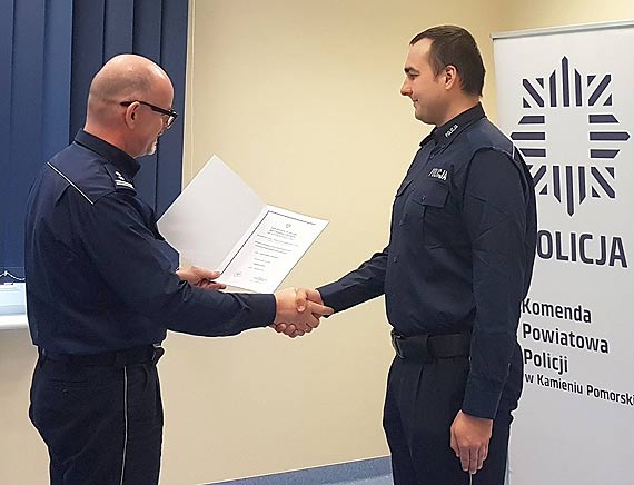 Kamie�scy policjanci awansowani i wyr�nieni