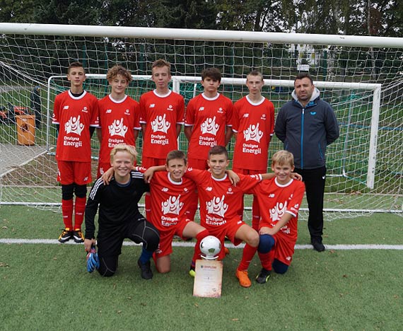 Publiczna Szko�a Podstawowa w Wolinie uzyskuje awans na kolejny szczebel rozgrywek w pi�ce no�nej