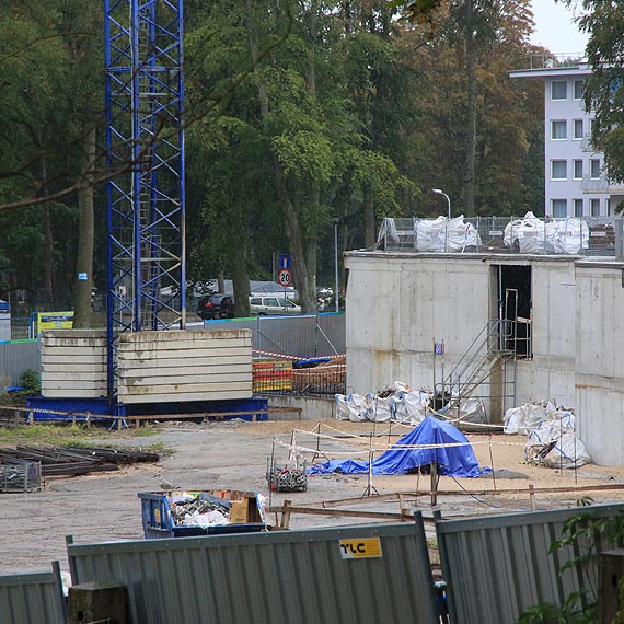 Oderwany �adunek z d�wigu zmia�d�y� 40-latka