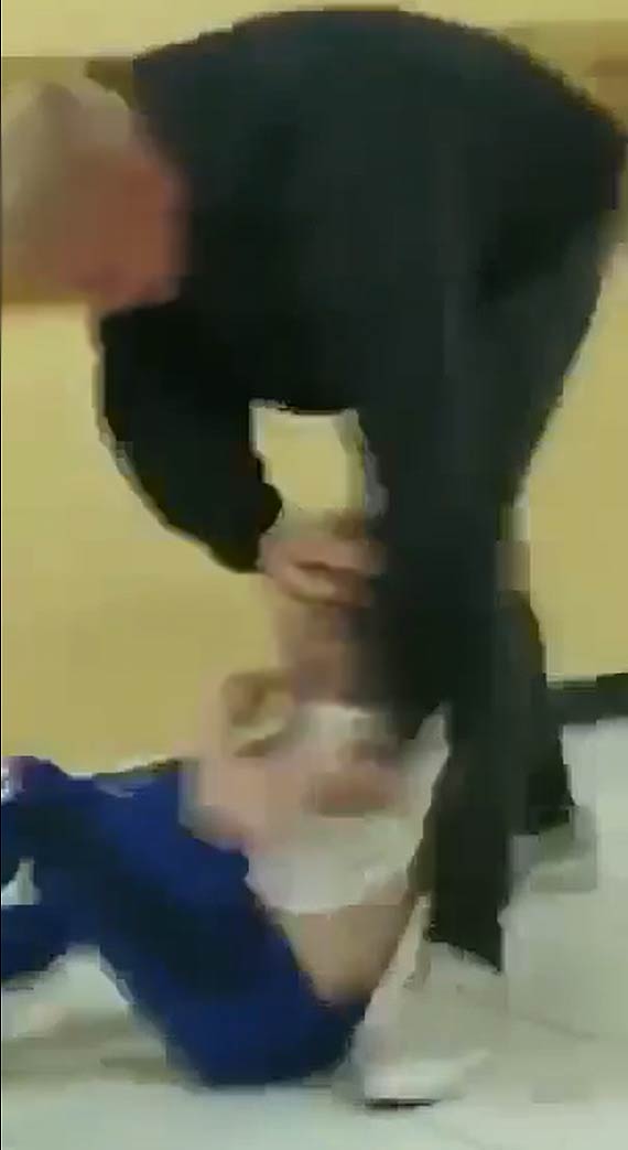 Dzieci boj� si� chodzi� do szko�y. Zobaczcie, dlaczego. Zobacz film!