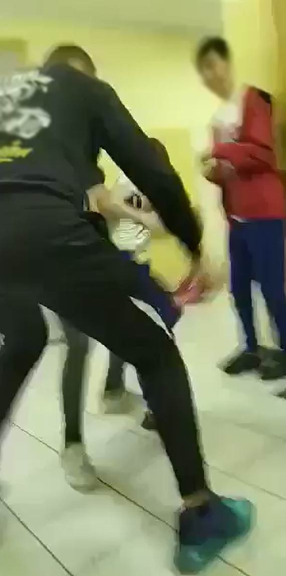 Dzieci boj� si� chodzi� do szko�y. Zobaczcie, dlaczego. Zobacz film!