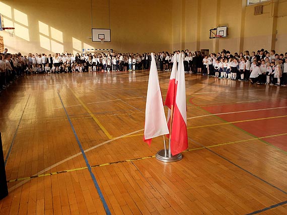 Uroczyste odpiewanie hymnu narodowego w golczewskiej szkole