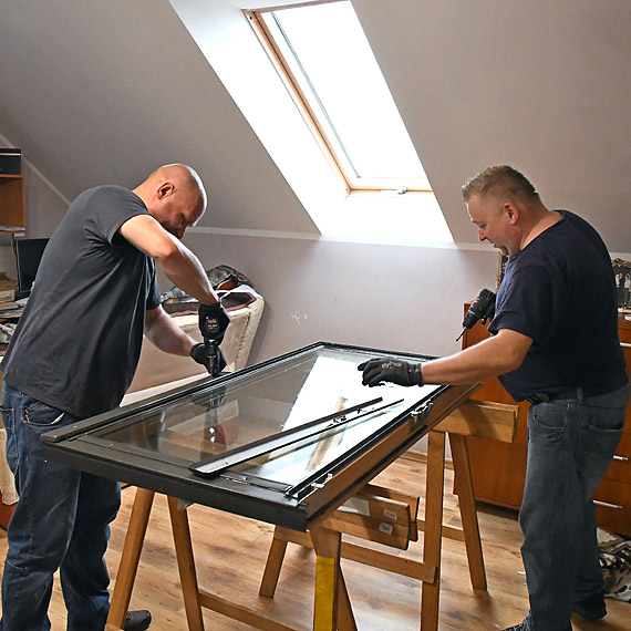 Wymiana szyb w oknach dachowych na energooszcz�dne