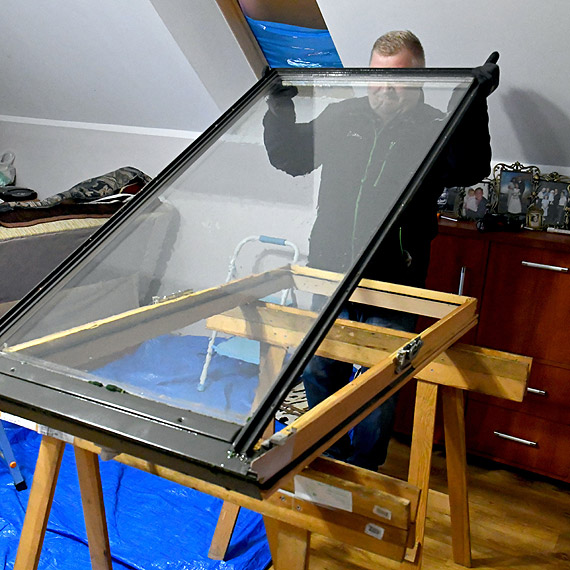 Wymiana szyb w oknach dachowych na energooszcz�dne