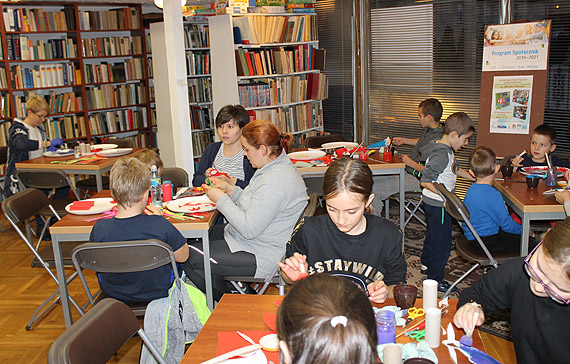Warsztaty plastyczne „Morskie stwory” w międzyzdrojskiej bibliotece