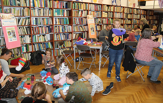 Warsztaty plastyczne „Morskie stwory” w międzyzdrojskiej bibliotece