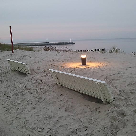 Dziwnowsk� promenad� zachodni� zasypa� piach...