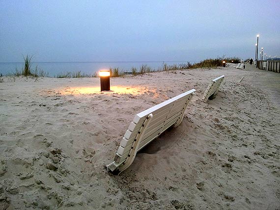 Dziwnowsk� promenad� zachodni� zasypa� piach...