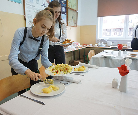 Uczniowie Zespo�u Szk� Ponadpodstawowych w Wolinie na szkoleniu „Wykonywanie us�ug kelnerskich”