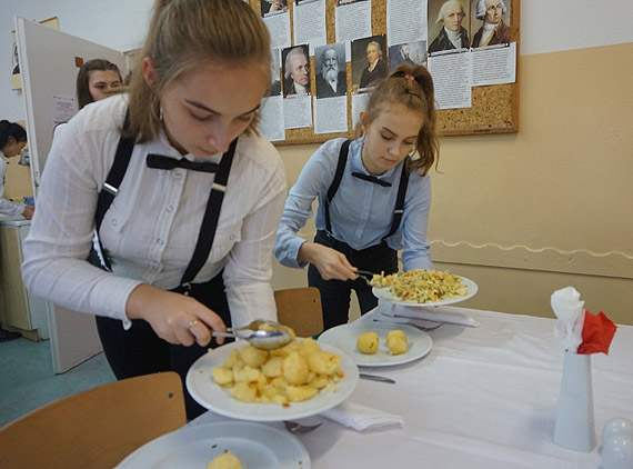 Uczniowie Zespo�u Szk� Ponadpodstawowych w Wolinie na szkoleniu „Wykonywanie us�ug kelnerskich”