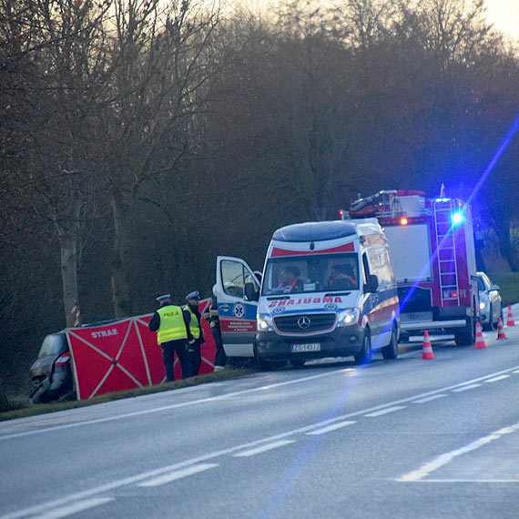 Jedni z najbardziej znanych w Polsce i na wiecie winoujcian Elbieta i Krzysztof Nakliccy ofiarami wypadku. Pani Elbieta nie yje, jej m walczy o ycie w szpitalu