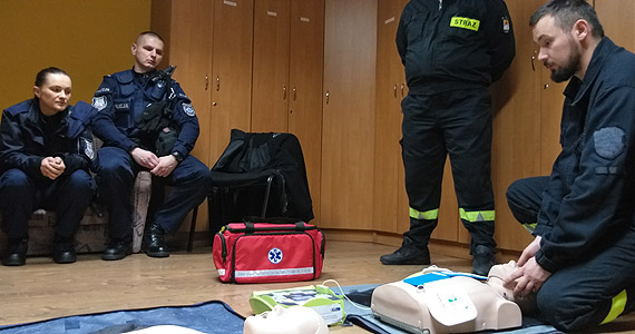 Każdy może uratować życie z AED
