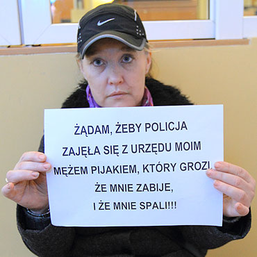 „Pijany mąż chce mnie zadźgać!”