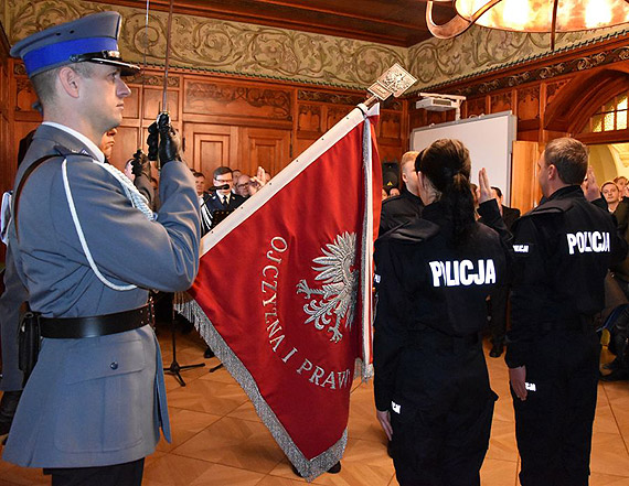 Kolejni nowi policjanci z�o�yli �lubowanie - Mo�e i Ty chcesz wst�pi� w nasze szeregi?