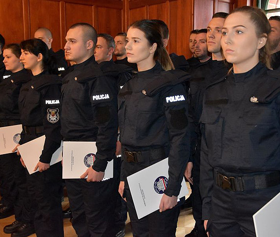 Kolejni nowi policjanci z�o�yli �lubowanie - Mo�e i Ty chcesz wst�pi� w nasze szeregi?