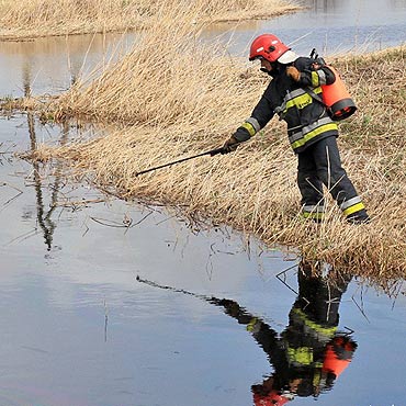 Zodzieje podczas kradziey miedzi zanieczycili teren olejem. Straacy usuwali skaenie