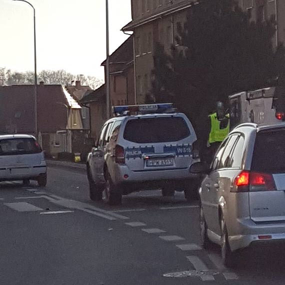 Osoba potrcona przez samochd trafia do szpitala