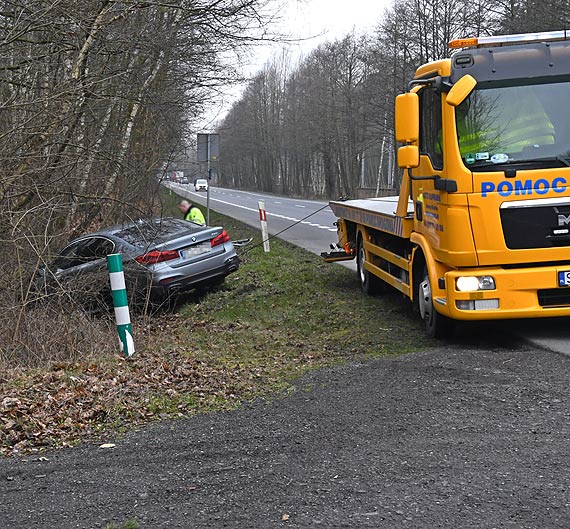 BMW w rowie. Kierujcy mercedesem zawraca na DK3