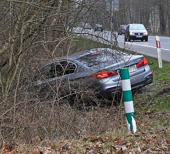 BMW w rowie. Kierujcy mercedesem zawraca na DK3