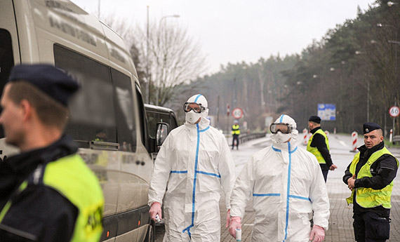 Policja wspiera w utrzymaniu kwarantanny w Polsce