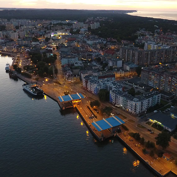 Pierwsze zakaenia w winoujciu. Kobieta i mczyzna w rednim wieku