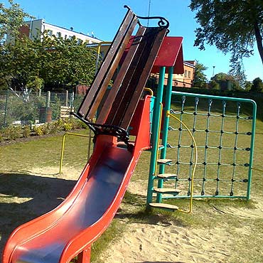 Golczewo: Zdewastowali dzieciom plac zabaw