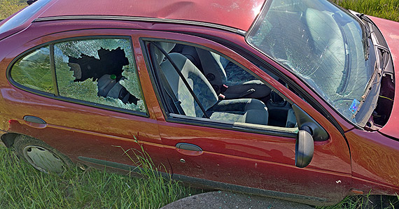 Tajemniczy samoch�d za barierkami obwodnicy Dargob�dza