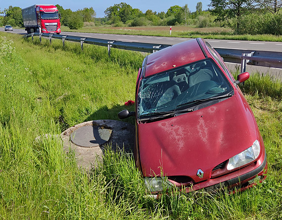 Tajemniczy samoch�d za barierkami obwodnicy Dargob�dza