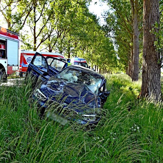 Kierowca BMW uderzy w drzewo. Dwie osoby poszkodowane