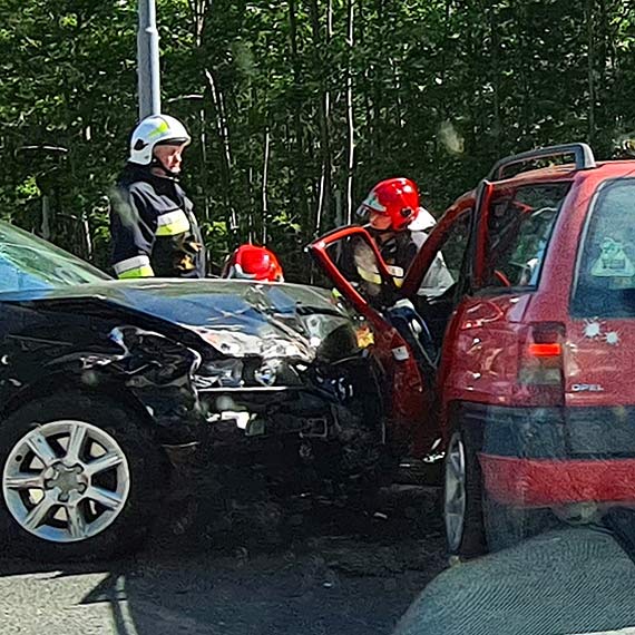 Audi wbiło się w opla. Kilka osób było poszkodowanych