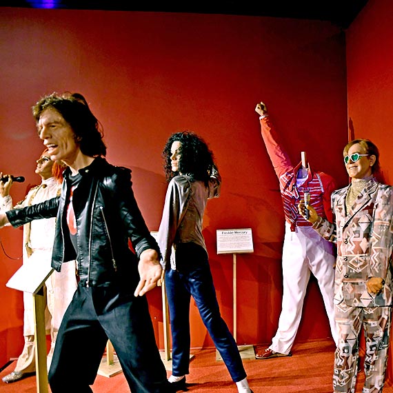 Straci gow dla swoich wielbicieli. Zuchwaa kradzie gowy Freddiego Mercury z Gabinetu Figur Woskowych. Zobacz film!