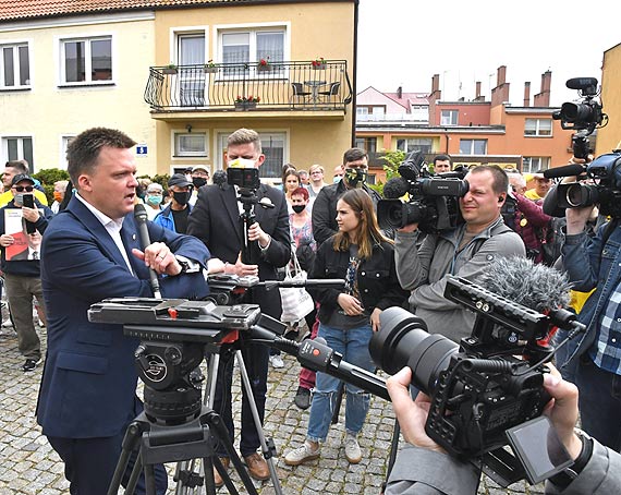 wietne przyjcie kandydata. Kamper wyborczy Szymona Hoowni zawita w Dziwnowie. Zobacz film!