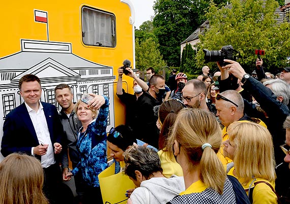 wietne przyjcie kandydata. Kamper wyborczy Szymona Hoowni zawita w Dziwnowie. Zobacz film!