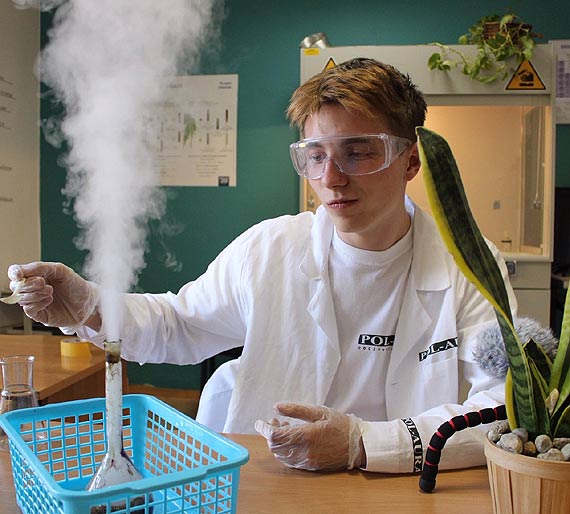 Do��cz do Liceum Spo�ecznego! YOUTUBE i gigant chemiczny Pol-Aura w murach Zarembiak�w