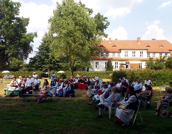 Starostwo wspiera „�piewaj�ce Ogrody” w Mechowie