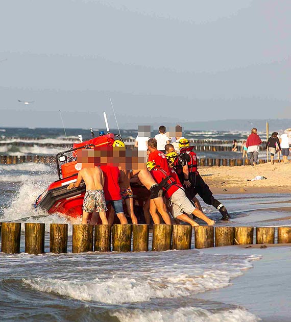 Ratownicy uratowali ton�c� dziewczynk�. Akcja na pla�y w Dziwn�wku