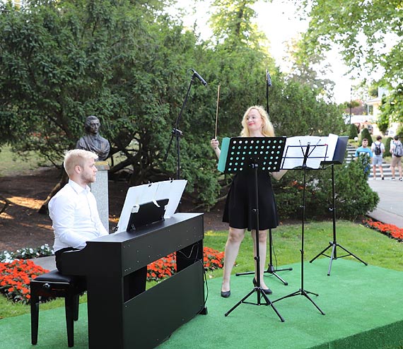 Koncert w Parku Chopina - w Midzyzdrojach wystpi duet Dominika Szydo - Salik  i Kazimierz Salik