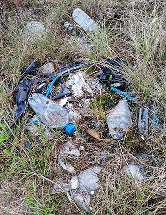Mieszkaniec: Kto� wyrzuca �mieci na drodze do Su�omina