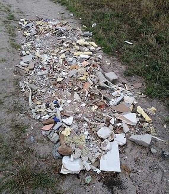 Mieszkaniec: Kto� wyrzuca �mieci na drodze do Su�omina