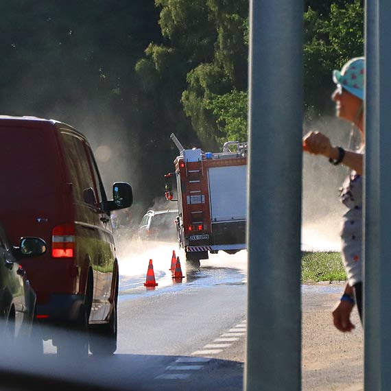 Na drog 102 wyciek olej. Konieczna bya interwencja straakw