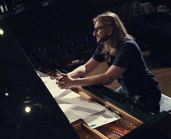 Leszek Moder w zotej sali i online