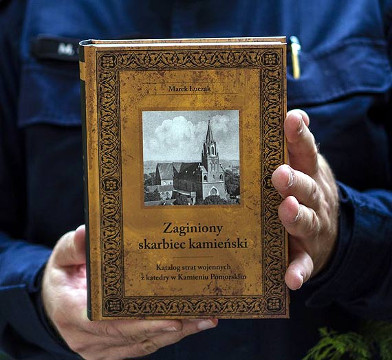 Straty wojenne z katedry kamie�skiej w ksi��ce szczeci�skiego policjanta