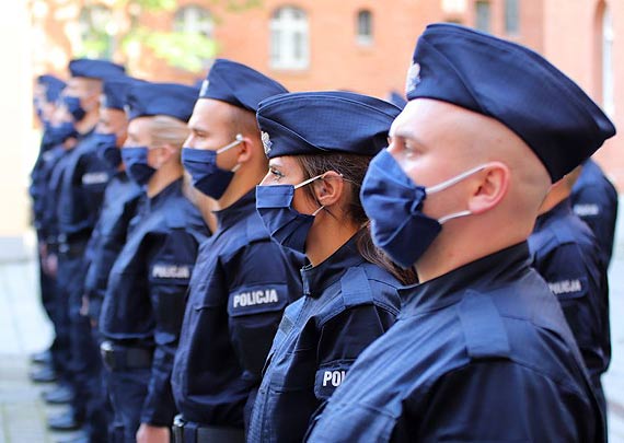 Nowi policjanci wypowiedzieli sowa Roty