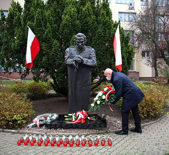 W tym roku obchody Narodowego wita Niepodlegoci musiay zosta organiczne do symbolicznych gestw