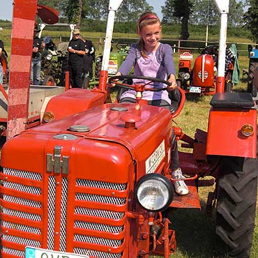 Dzieci miay frajd z jazdy 60-letnim traktorem