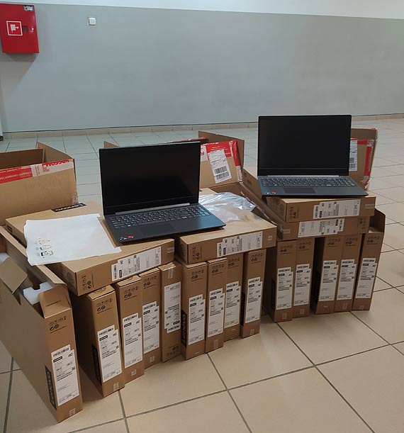 Wsparcie dla szk – nowe laptopy trafi do uczniw!