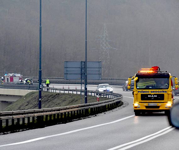 Kraksa na DK3 koo Midzyzdrojw. Kierowca toyoty cigncej lawet wpad w polizg i uderzy w bariery ochronne