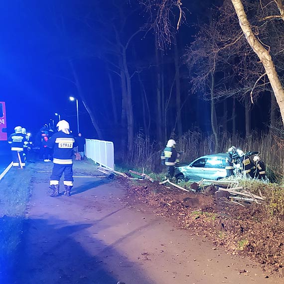 W Midzywodziu kierowca BMW wypad z drogi ci barierki i wyldowa w rowie