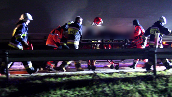 Nie �yje 25 - letnia kobieta ranna w wypadku ko�o Dargob�dza. Jej stan od pocz�tku okre�lano jako bardzo ci�ki. Zobacz film!